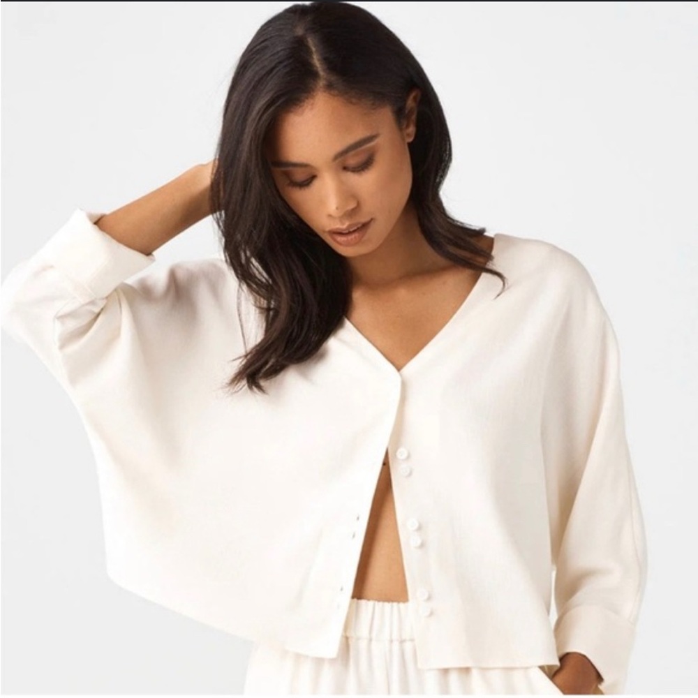 Vetta Ivory cropped button down top
